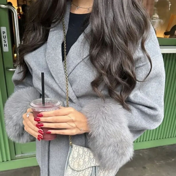 Manteau court Maé en fausse fourrure